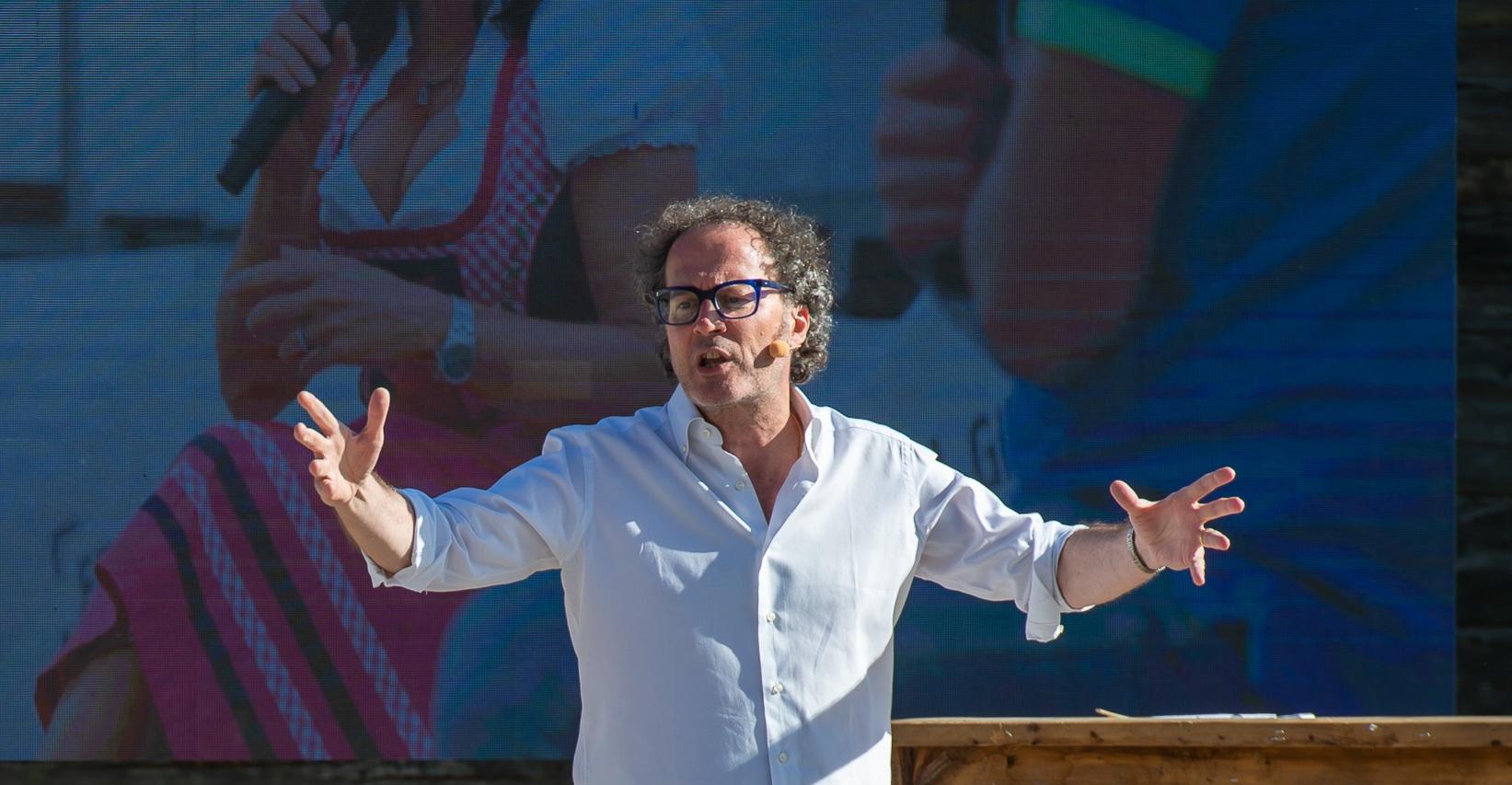 Immagine per Andro Merkù sul palco del Kulturni dom, le sue imitazioni a Gorizia